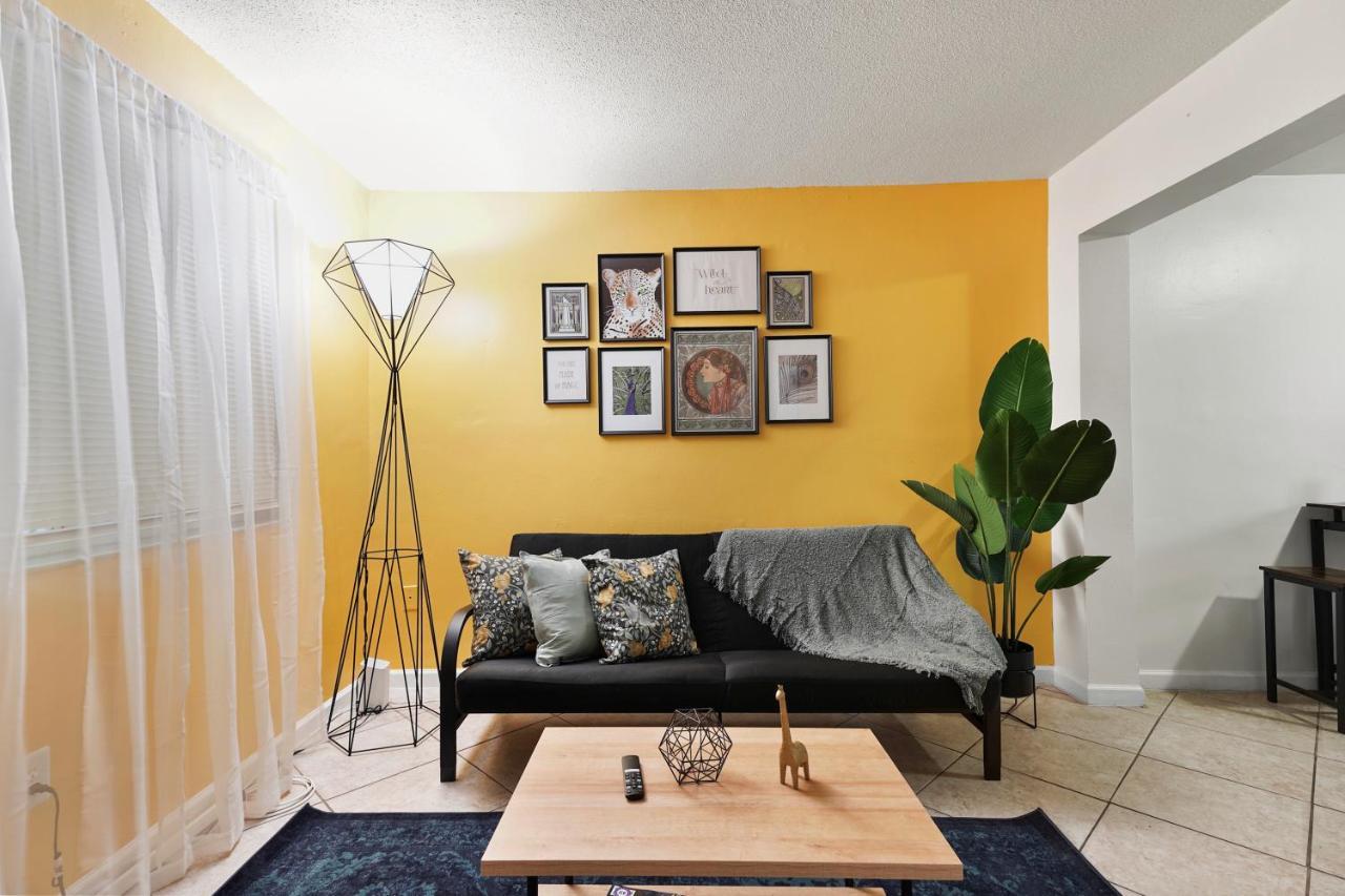 Vibrant 2 Bedroom Apt Near Brickell Apartment *