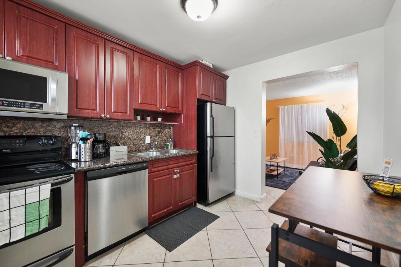 Vibrant 2 Bedroom Apt Near Brickell Apartment